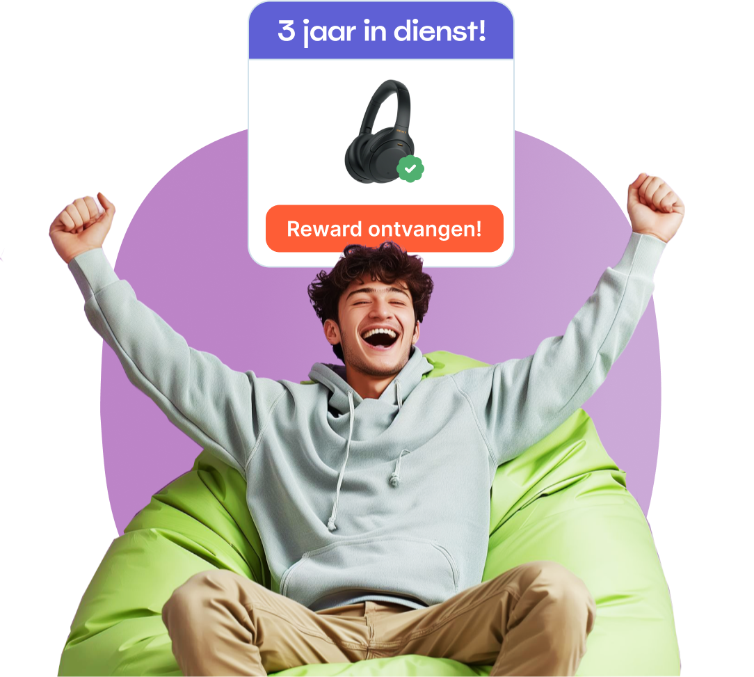 Blije jongen op groene poef die juicht met armen in de lucht na ontvangen koptelefoon